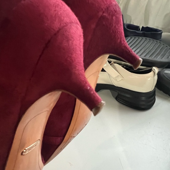 Vionic Suede Heeled Pumps.  Pointed Toe Size 10 - Picture 9 of 10